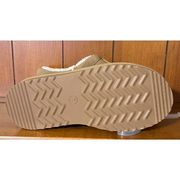 Size 7 Auden Suede Shoe with Sherpa Lining. Nice Soles for Outdoor Wear as well - Picture 3 of 3